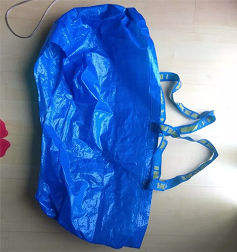 Eine Braut kommt auf den wohl besten Life-Hack: Eine Ikeatüte hilft ihr beim Pinkeln