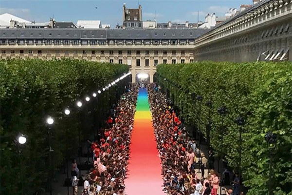 Louis Vuitton: Fashion-Show in Paris hat Regenogenlaufsteg