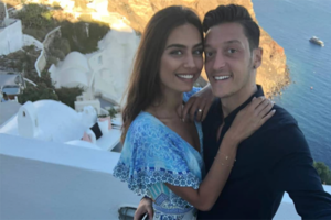 Mesut Özil urlaubt mit Freundin nach schwieriger WM-Zeit