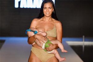 Model Mara stillt ihr Baby auf dem Catwalk von Sports Illustrated