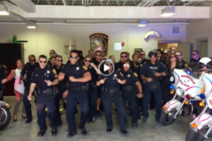 Polizei macht bei "Lip Sync"-Challenge mit und performt "Uptown Funk"