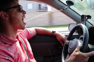 Drink & Drive: Dieser Typ motzt seine Scheibenwischer auf, damit er während der Fahrt trinken kann
