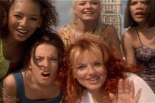 Ihr könnt jetzt tatsächlich im Bus der Spice Girls Platz nehmen und JA, wir hüpfen sofort rein!