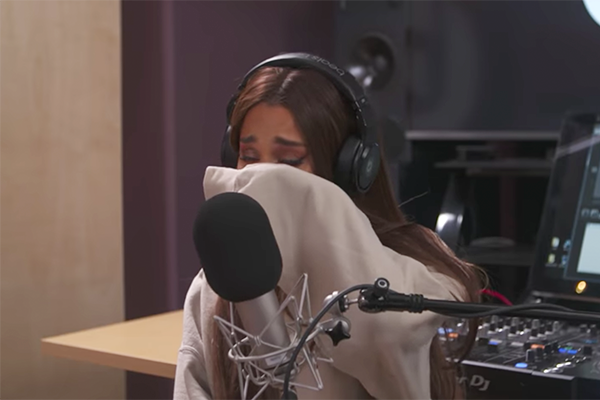 Ariana Grande fängt bei einem Interview an zu weinen und wir schluchzen direkt mit
