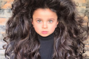 Dieses 5-jährige Mädchen ist ein wandelndes Haar-Wunder!!!