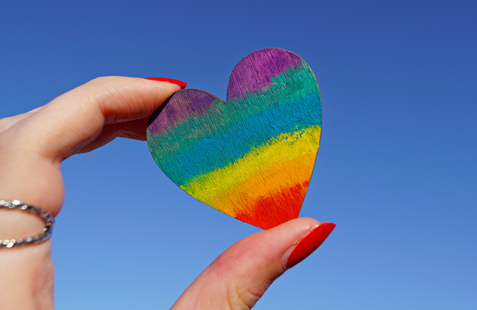 Wegen homophober Nachbarn: Dieses lesbisches Paar streicht sein Haus in Regenbogen-Farben