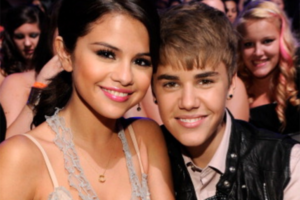 Okay, WAS? Justin Bieber soll angeblich noch nicht über Ex Selena Gomez hinweg sein