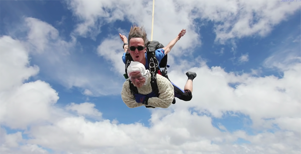 alte-dame-skydiving-weltrekord