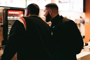 WTF?! Drake soll mal eben 10.000 Dollar (Cash) an zwei McDonald’s-Verkäuferinnen verschenkt haben