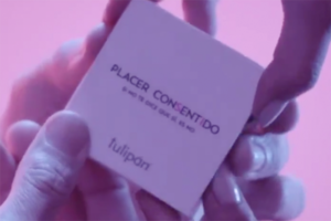 Dieses Kondom lässt sich nur zu zweit öffnen – und ist damit ein wichtiges Zeichen gegen sexuelle Übergriffe