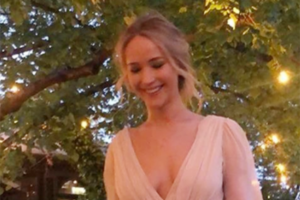 Jennifer Lawrence kam im Brautkleid zu ihrer Verlobungsparty – und wir sind gerade hin und weg