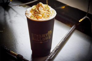 Dieses „Harry Potter“-Café sieht nicht nur magisch aus, sondern serviert auch noch GLITZER-Butterbier