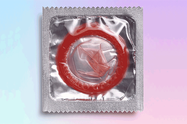 Listen, Boys: Mit diesem kleinen Trick fühlen sich Kondome für euch gleich viiieeel besser an