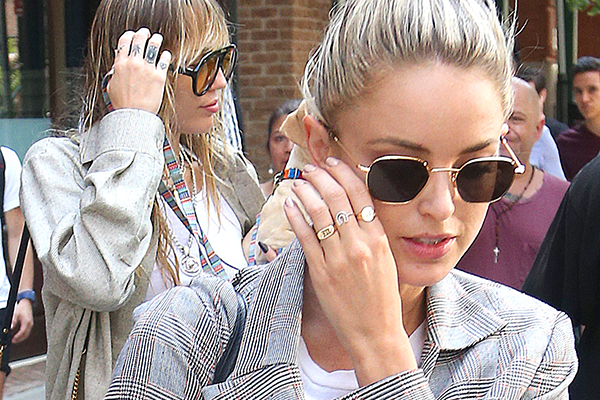 Stop everything! Kaitlynn Carter trägt einen „M“-Ring (für Miley Cyrus?!) an DEM Finger