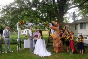 Ja, diese Brautjungfer ist wirklich (WIRKLICH) als T-Rex zur Hochzeit ihrer Schwester marschiert