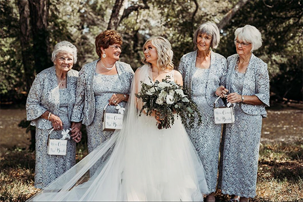 Diese Braut hatte auf ihrer Hochzeit ein paar ganz besondere Blumenmädchen: ihre vier Omas!