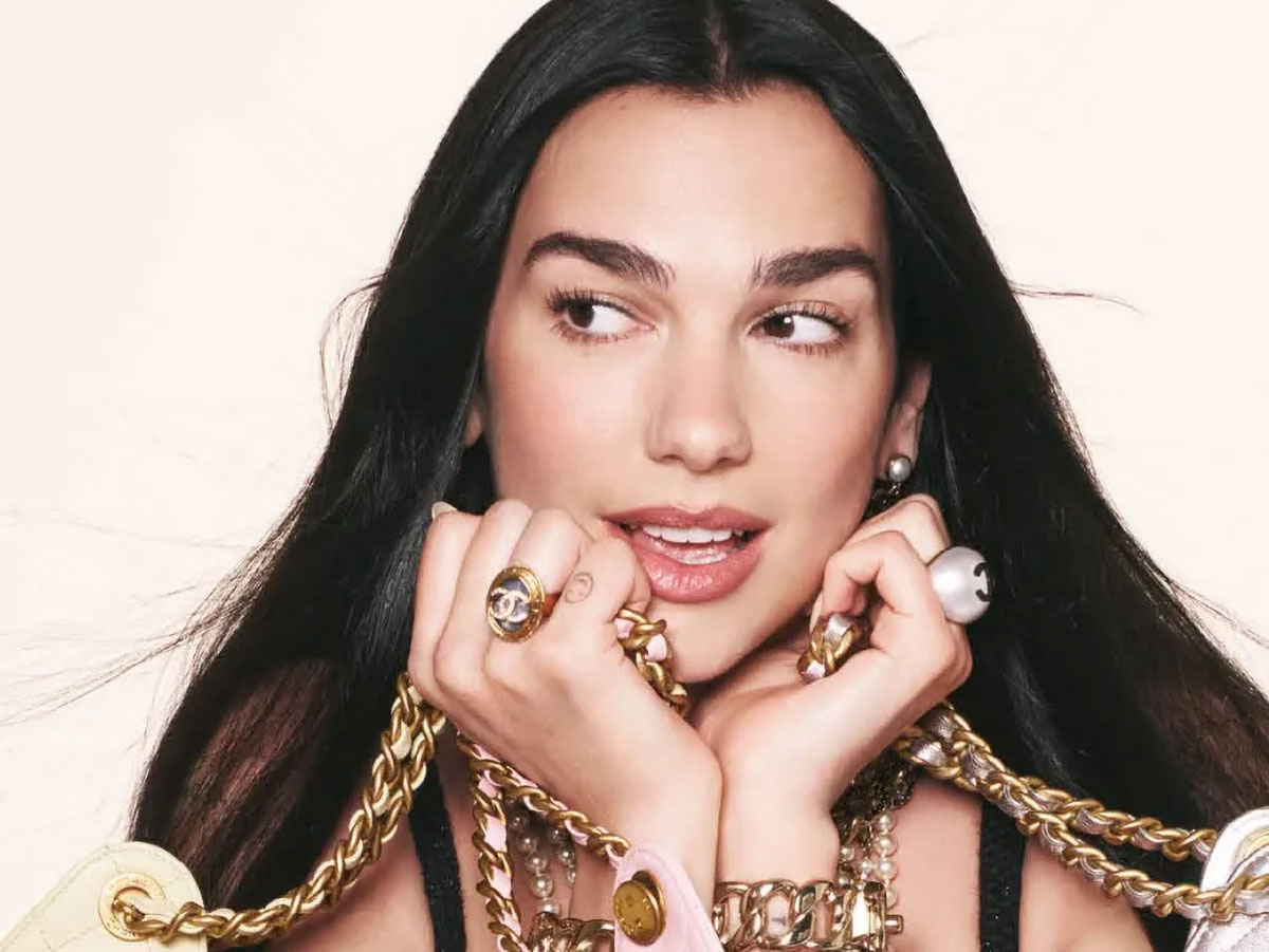 Dua Lipaは新しいシャネルの時代を告げ、私たちは取りつかれています – クリック
