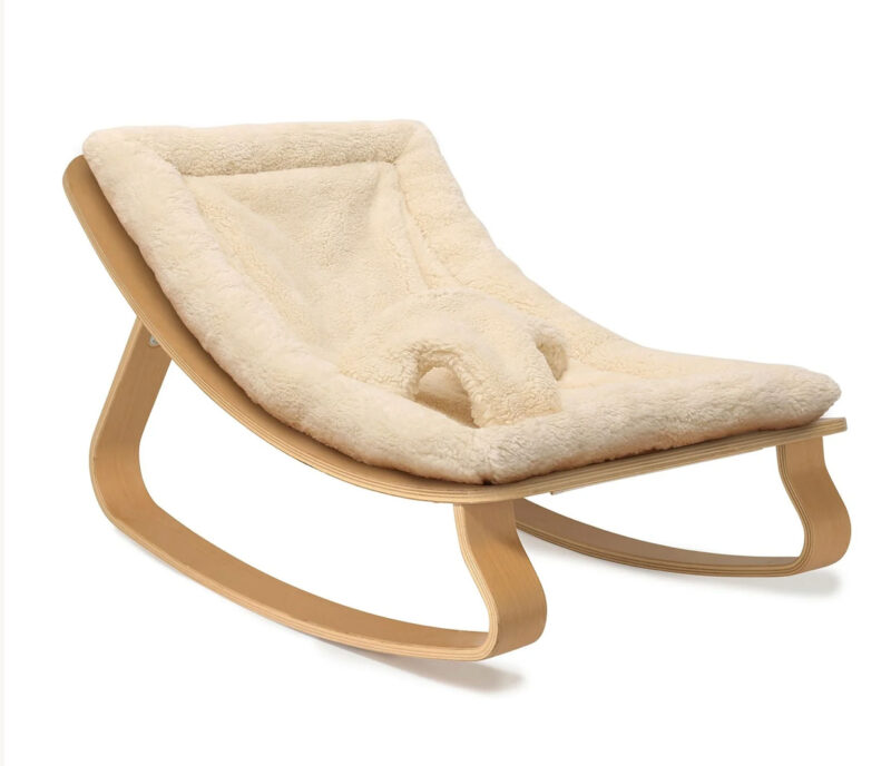 Beigefarbene LEVO Babywippe aus Holz von Charlie Crane