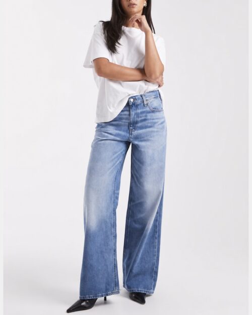 Model mit weißem T-Shirt und hellblauer Wide-Leg-Jeans
