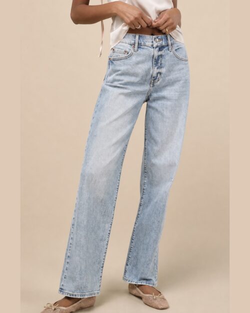 Model mit heller High-Rise-Jeans und rosafarbenen Ballerinas