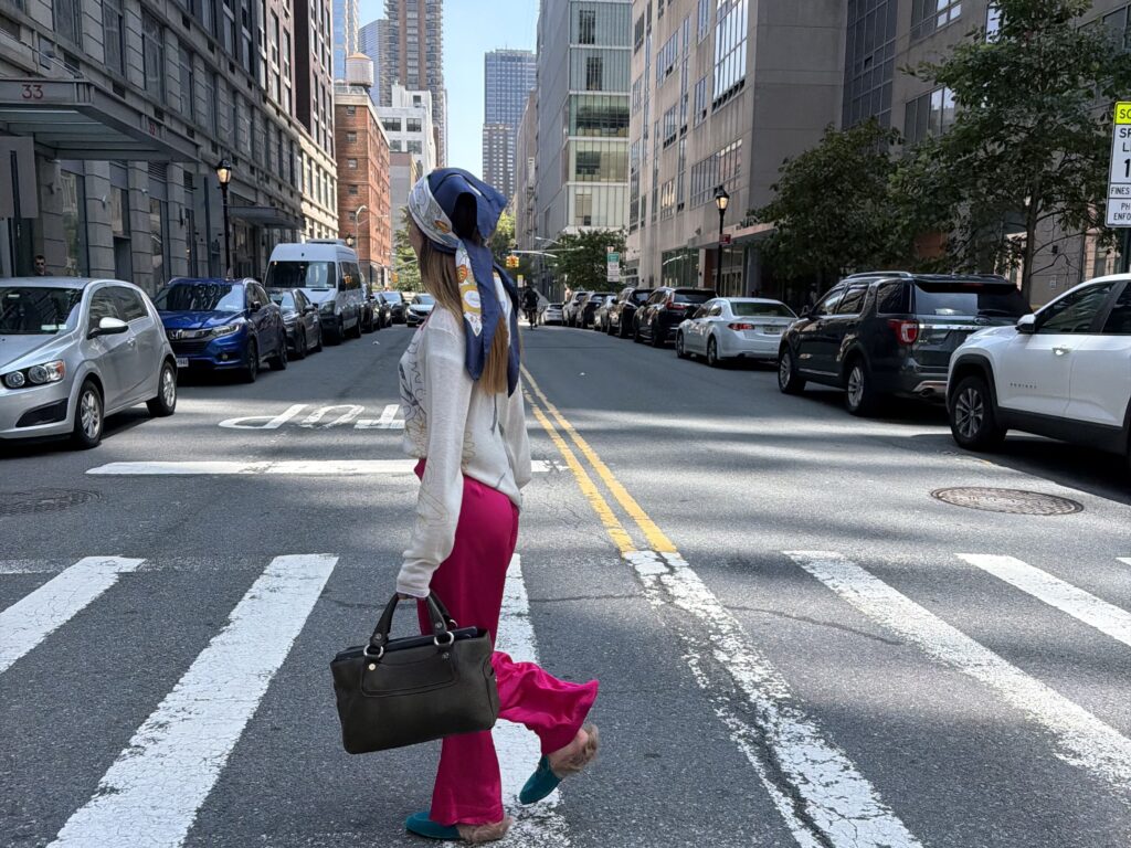 Frau zeigt eine Styling-Idee mit Bandana für Spätsommer und Herbst