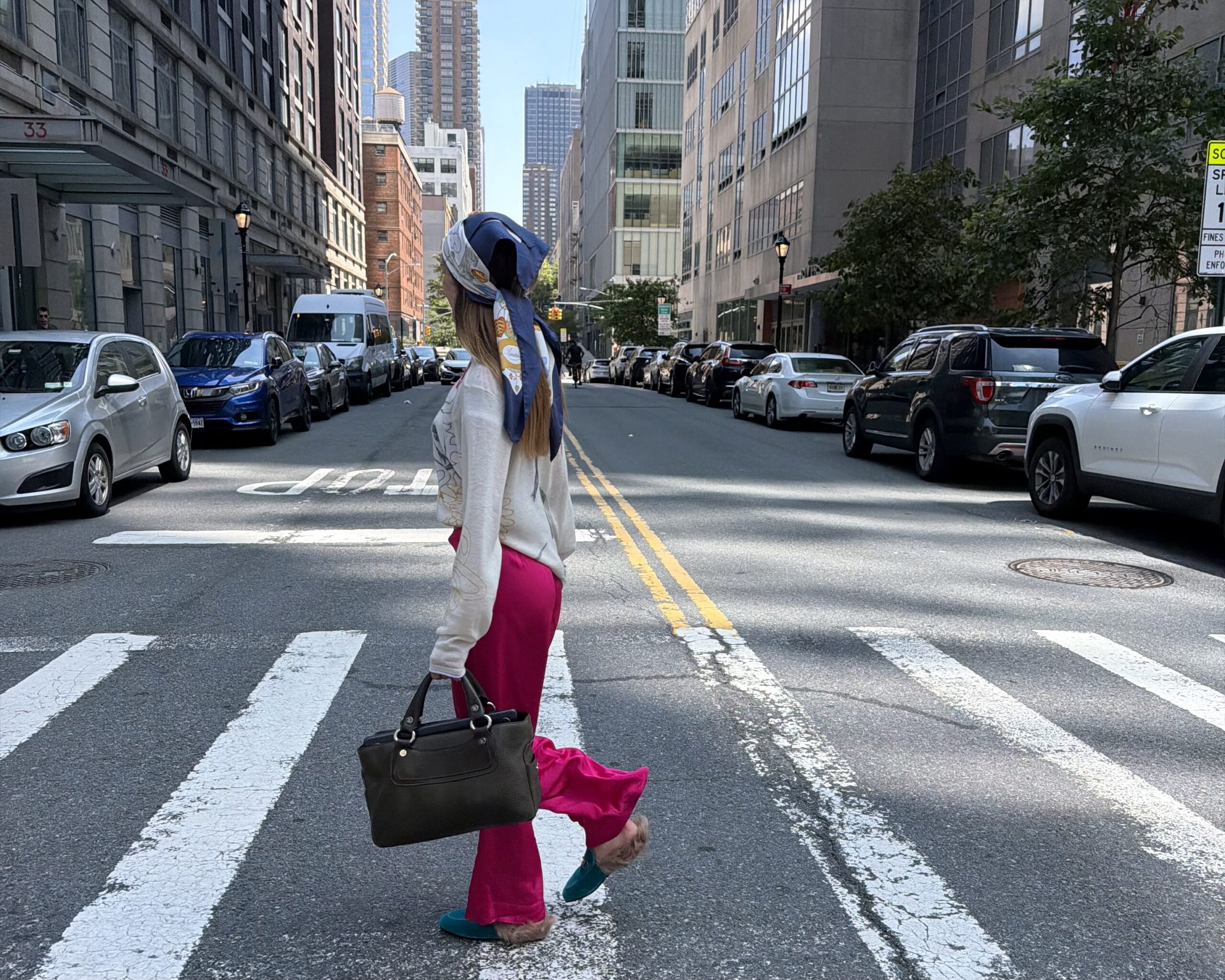 Frau zeigt eine Styling-Idee mit Bandana für Spätsommer und Herbst