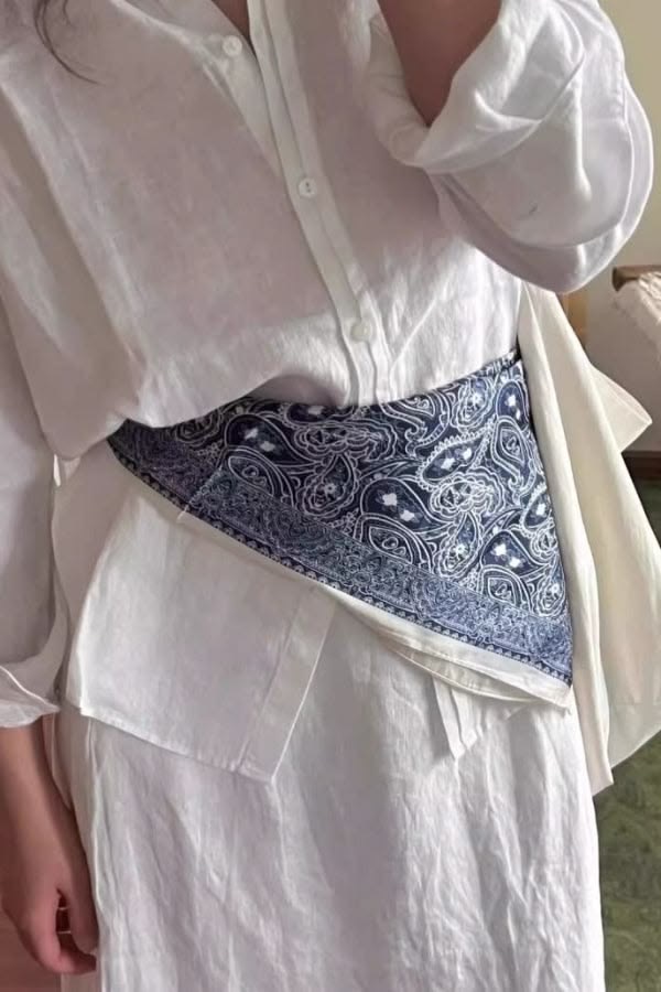 Frau trägt ein Bandana als Gürtel über einer Hose