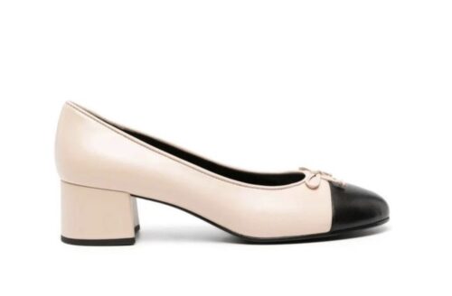 Cremefarbener Cap-Toe Pump mit schwarzer Spitze und Blockabsatz