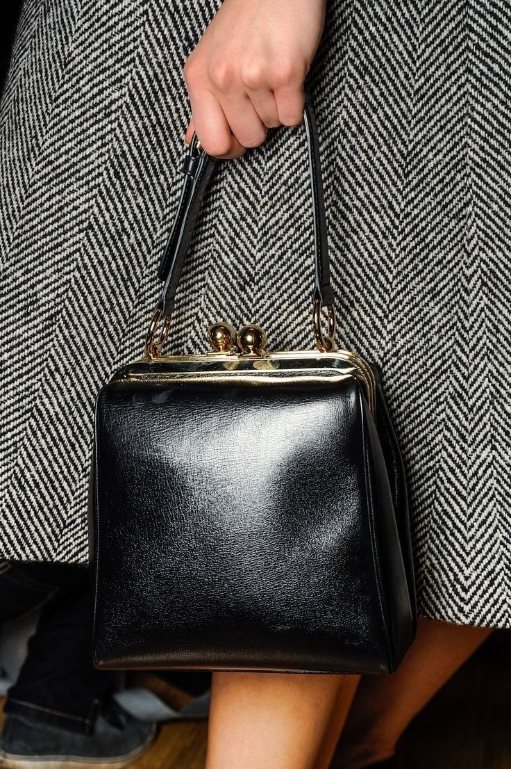 Schwarze Kiss-Lock Bag aus glänzendem Leder mit goldenem Bügelverschluss