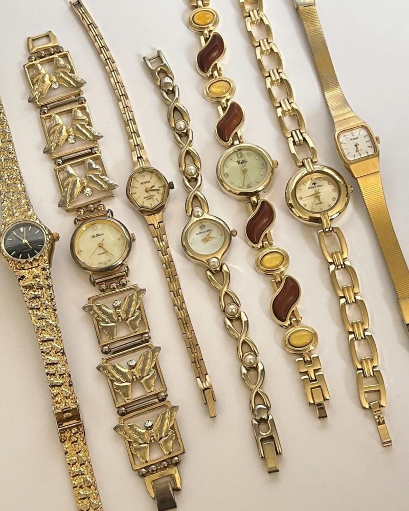Verschiedene goldfarbene Vintage-Uhren mit filigranen Schmuckarmbändern