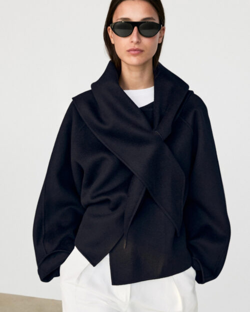 Dunkelblaue Wolljacke mit Schal-Detail für Damen – Herbsttrend 2026