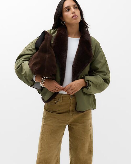 Olivgrüne Jacke mit Kunstpelz – Herbsttrend 2026