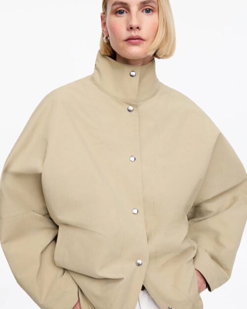 Beige Jacke mit Druckknöpfen – Herbsttrend 2026